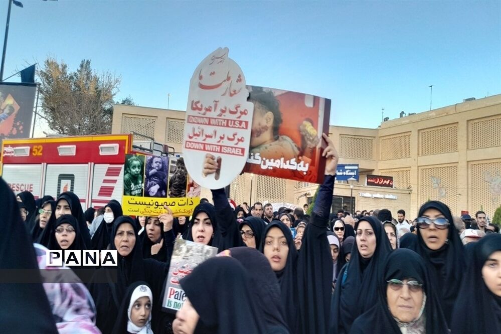 خروش هزار نفری مردم اصفهان علیه جنایات رژیم صهیونیستی در کشتار مردم مظلوم فلسطین در میدان امام حسین (ع)