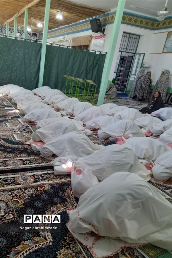 اقامه نماز جماعت توسط دانش‌آموزان در شهرستان جاجرم