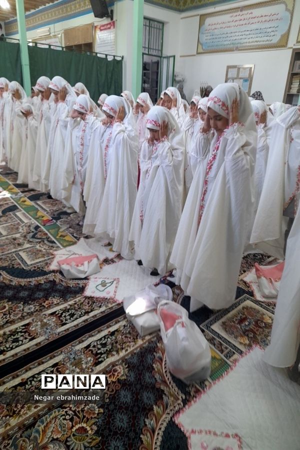 اقامه نماز جماعت توسط دانش‌آموزان در شهرستان جاجرم