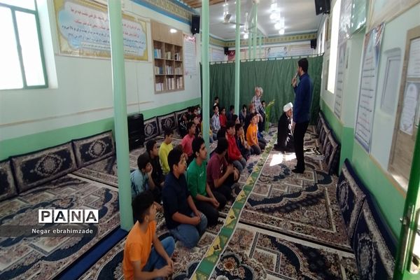 اقامه نماز جماعت توسط دانش‌آموزان در شهرستان جاجرم