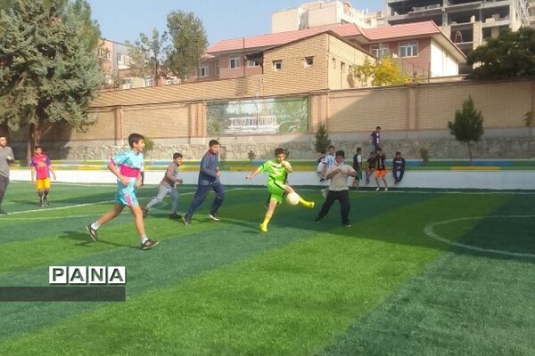 زنگ‌های ورزش پویا  و تجهیز فوتبال در دبستان ایمان رودهن