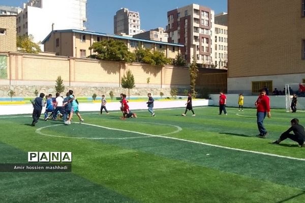 زنگ‌های ورزش پویا  و تجهیز فوتبال در دبستان ایمان رودهن