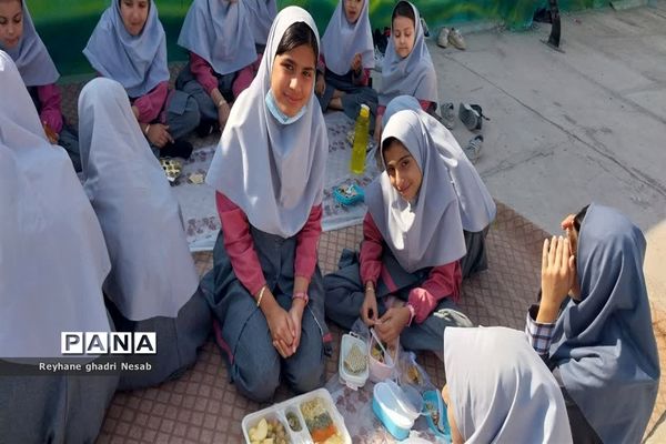 جشنواره غذا سالم و مفید در آموزشگاه هفتم تیر