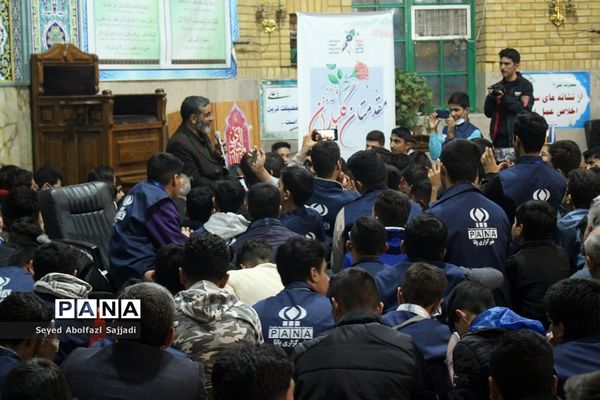 روایتگری حاج حسین یکتا در نماز جماعت صبح روز دوم اردوی ملی دانش‌آموز خبرنگاران پسر پانا