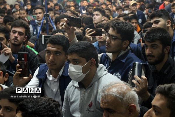 روایتگری حاج حسین یکتا در نماز جماعت صبح روز دوم اردوی ملی دانش‌آموز خبرنگاران پسر پانا