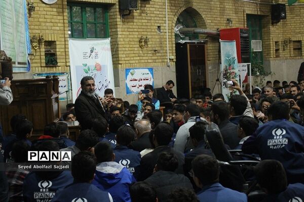 روایتگری حاج حسین یکتا در نماز جماعت صبح روز دوم اردوی ملی دانش‌آموز خبرنگاران پسر پانا