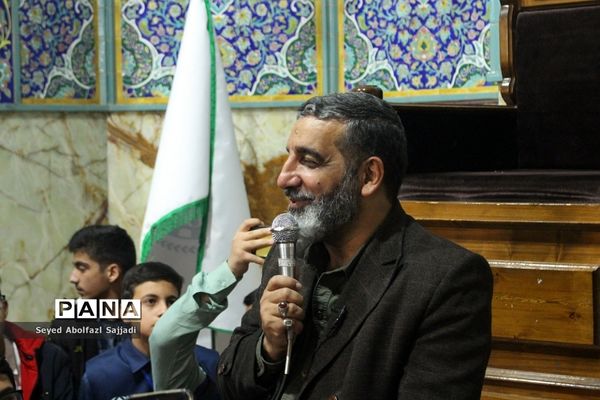 روایتگری حاج حسین یکتا در نماز جماعت صبح روز دوم اردوی ملی دانش‌آموز خبرنگاران پسر پانا