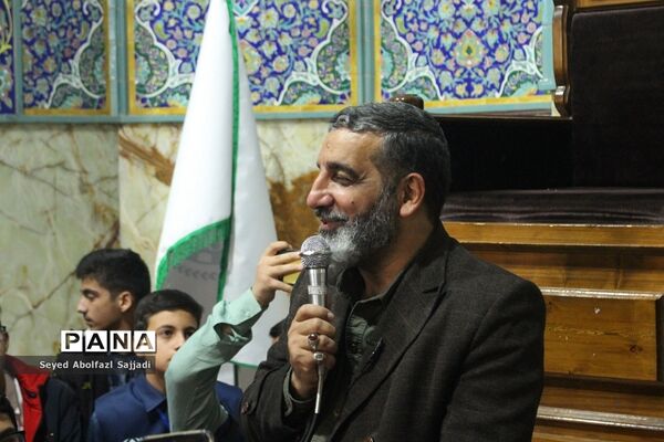 روایتگری حاج حسین یکتا در نماز جماعت صبح روز دوم اردوی ملی دانش‌آموز خبرنگاران پسر پانا