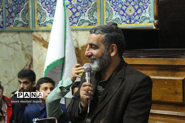 روایتگری حاج حسین یکتا در نماز جماعت صبح روز دوم اردوی ملی دانش‌آموز خبرنگاران پسر پانا