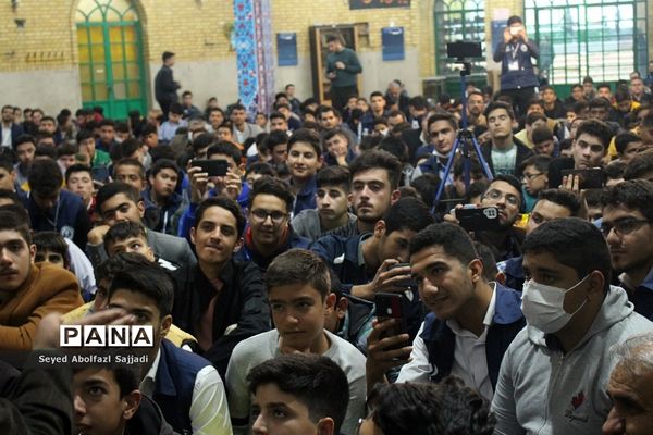 روایتگری حاج حسین یکتا در نماز جماعت صبح روز دوم اردوی ملی دانش‌آموز خبرنگاران پسر پانا