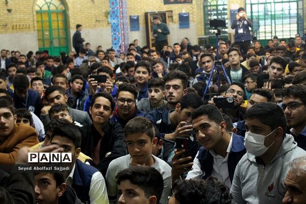 روایتگری حاج حسین یکتا در نماز جماعت صبح روز دوم اردوی ملی دانش‌آموز خبرنگاران پسر پانا