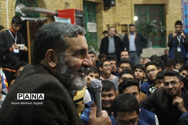 روایتگری حاج حسین یکتا در نماز جماعت صبح روز دوم اردوی ملی دانش‌آموز خبرنگاران پسر پانا