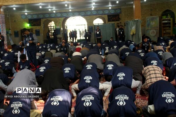 اقامه نماز ظهر و عصر در دومین روز از اردوی ملی خبرنگاری پانا