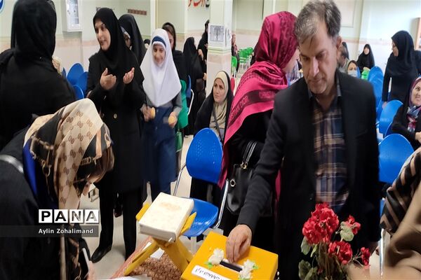جلسه انتخابات انجمن اولیا در مدرسه شاهد کوثر شهرستان رباط‌کریم