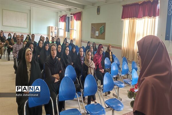 جلسه انتخابات انجمن اولیا در مدرسه شاهد کوثر شهرستان رباط‌کریم