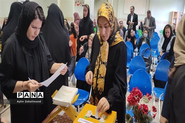 جلسه انتخابات انجمن اولیا در مدرسه شاهد کوثر شهرستان رباط‌کریم