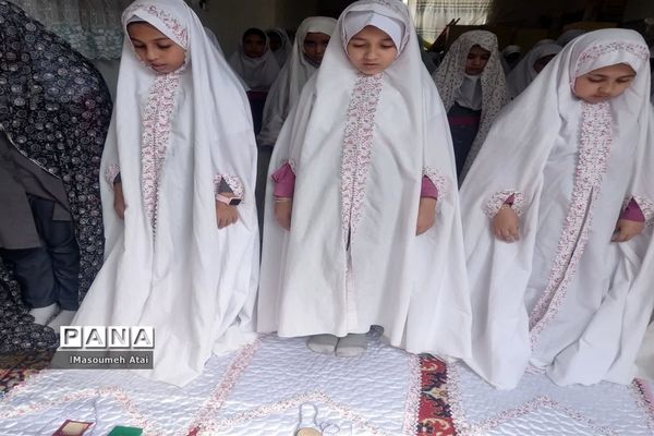 برگزاری نماز جماعت در دبستان حضرت زینب(ع) شهرستان خاتم