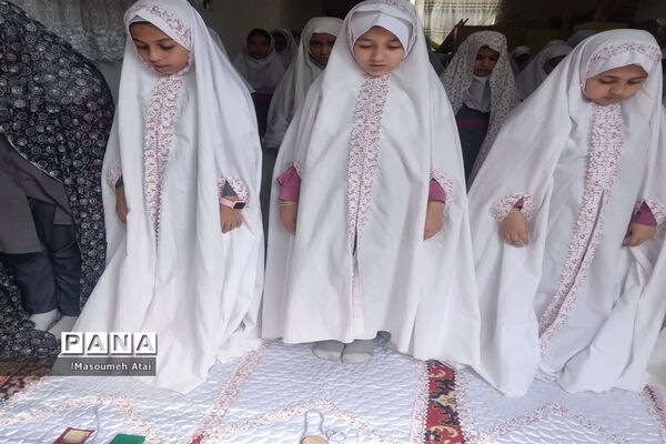 برگزاری نماز جماعت در دبستان حضرت زینب(ع) شهرستان خاتم