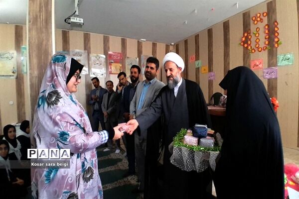 اقامه نماز جماعت در دبیرستان دخترانه طاها با حضور امام جمعه قرچک
