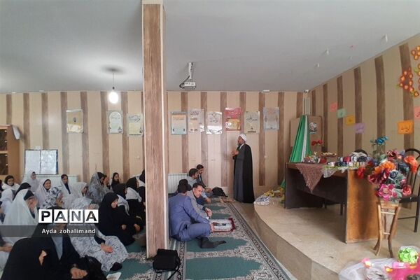 اقامه نماز جماعت در دبیرستان دخترانه طاها با حضور امام جمعه قرچک