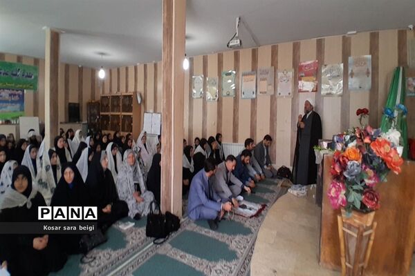 اقامه نماز جماعت در دبیرستان دخترانه طاها با حضور امام جمعه قرچک