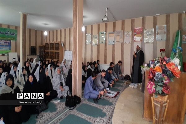 اقامه نماز جماعت در دبیرستان دخترانه طاها با حضور امام جمعه قرچک