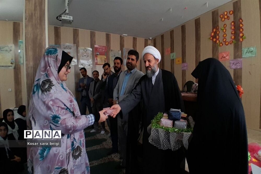 اقامه نماز جماعت در دبیرستان دخترانه طاها با حضور امام جمعه قرچک