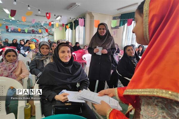 برگزاری انتخابات  انجمن اولیا‍‌ و مربیان در دبستان شاهد فاطمه‌الزهرا(س)
