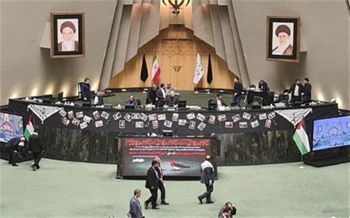 صحن مجلس سیاه پوش شد