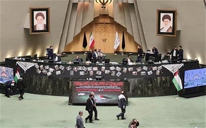 صحن مجلس سیاه پوش شد