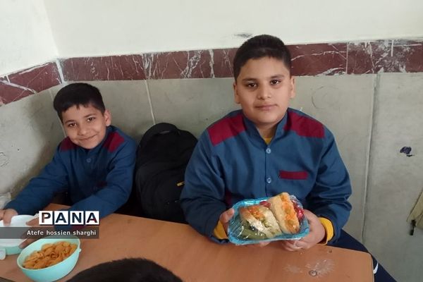 جشنواره غذای سالم در دبستان ایمان رودهن