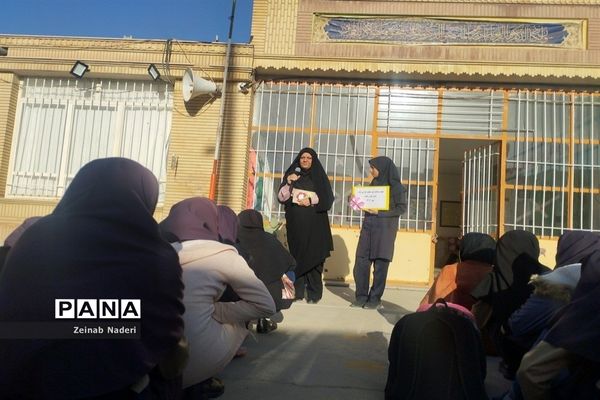 تشکیل جلسه شورای امربه معروف و گرامیداشت هفته پدافند غیر عامل در دبیرستان دخترانه رفعت