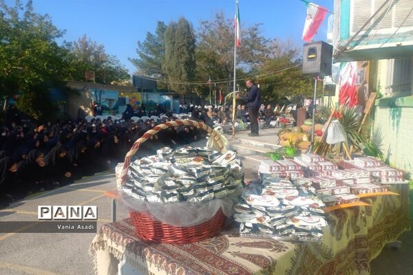 همایش بزرگداشت مقام شهدا در هفته پیوند اولیا و مربیان