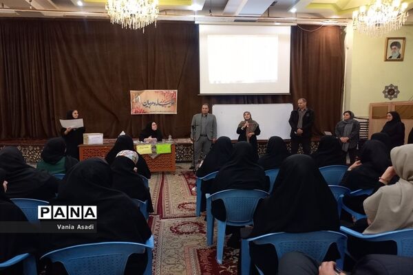 اولین جلسه انتخابات انجمن اولیا و مربیان در دبیرستان نمونه دولتی دخترانه دوره اول فرزانگان ناحیه ۲