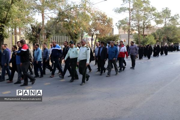 همایش پیاده‌روی خانوادگی فرهنگیان به‌مناسبت هفته تربیت‌بدنی در ابرکوه