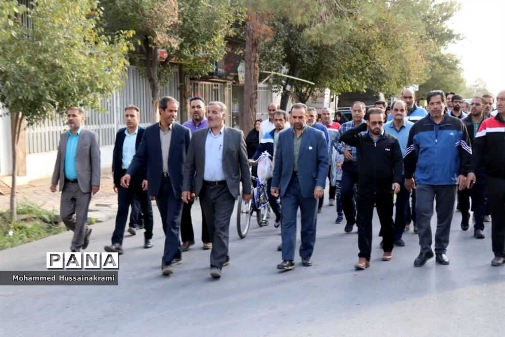 همایش پیاده‌روی خانوادگی فرهنگیان به‌مناسبت هفته تربیت‌بدنی در ابرکوه