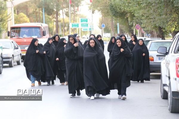 همایش پیاده‌روی خانوادگی فرهنگیان به‌مناسبت هفته تربیت‌بدنی در ابرکوه