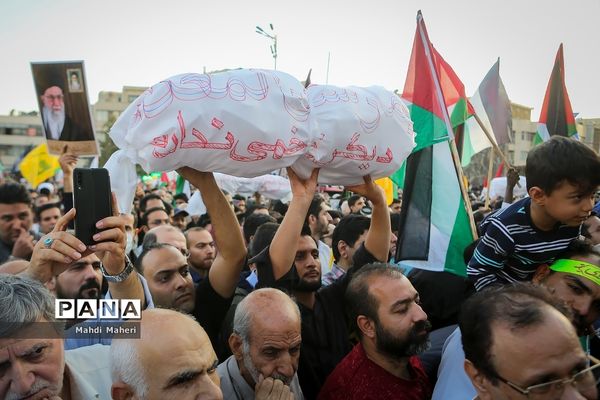 تجمع مردم تهران در میدان انقلاب