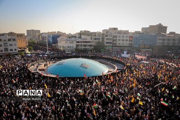 تجمع مردم تهران در میدان انقلاب