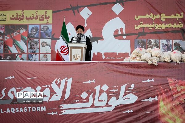 تجمع مردم تهران در میدان انقلاب