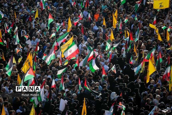 تجمع مردم تهران در میدان انقلاب