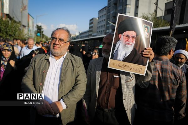 تجمع مردم تهران در میدان انقلاب