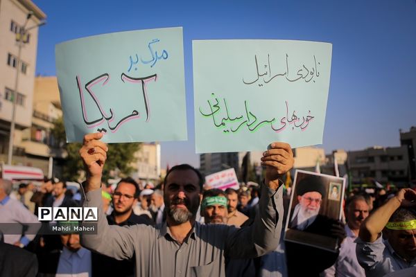 تجمع مردم تهران در میدان انقلاب