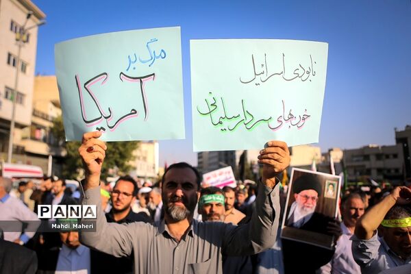تجمع مردم تهران در میدان انقلاب
