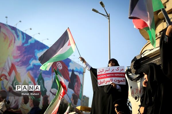 تجمع مردم تهران در میدان انقلاب