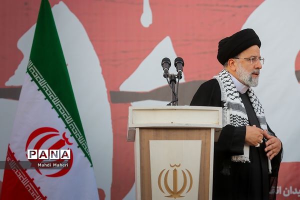 تجمع مردم تهران در میدان انقلاب