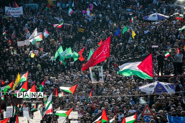 تجمع مردم تهران در میدان انقلاب