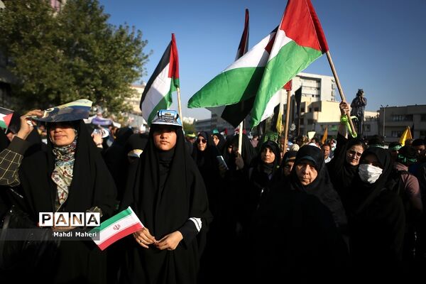 تجمع مردم تهران در میدان انقلاب