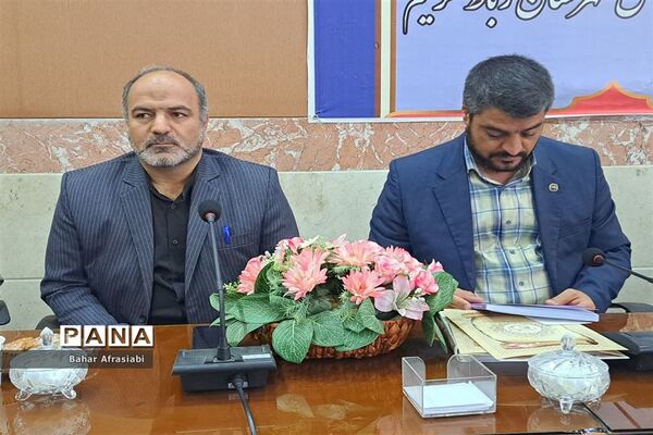 مراسم رونمایی از کتاب«مدیریت رفتار سازمانی و مدیریت منابع انسانی » در آموزش و پرورش شهرستان رباط‌کریم