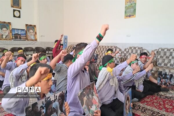 زنجیره انسانی دانش‌آموزان اشکذری در حمایت از غزه
